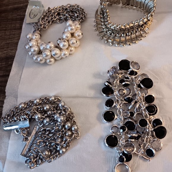 unknown Jewelry - Set Of Four, Elegant Pearl and Silver. Bracelets